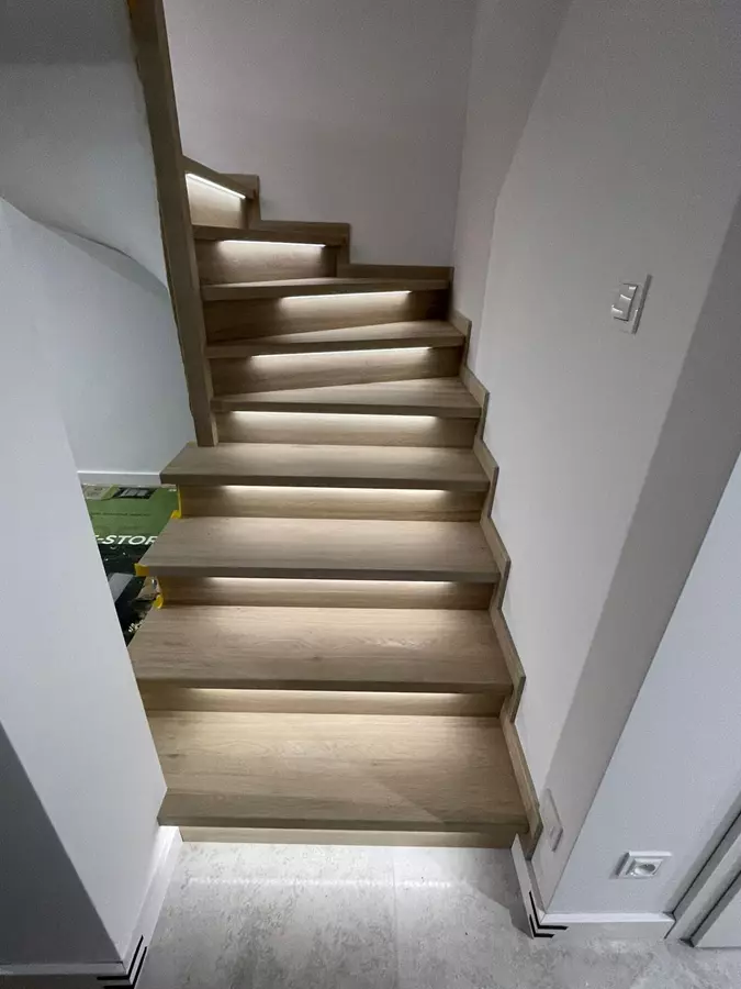 piękne podświetlane schody drewniane Gliwice