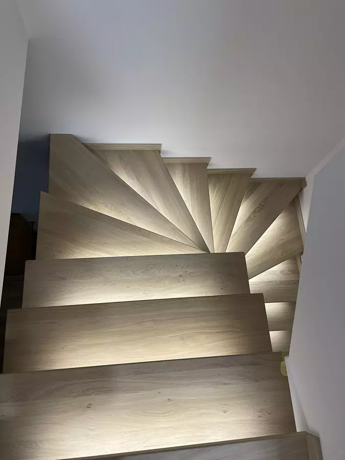 podświetlane schody drewniane stopnice Krawczyk