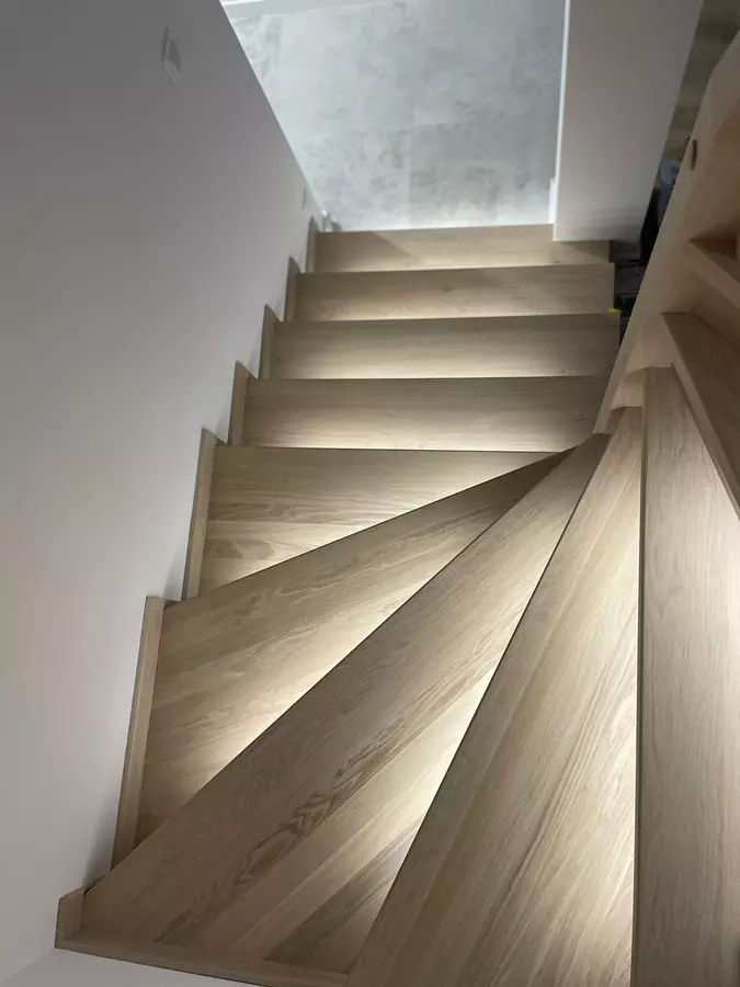 podświetlane schody drewniane stopnie Krawczyk