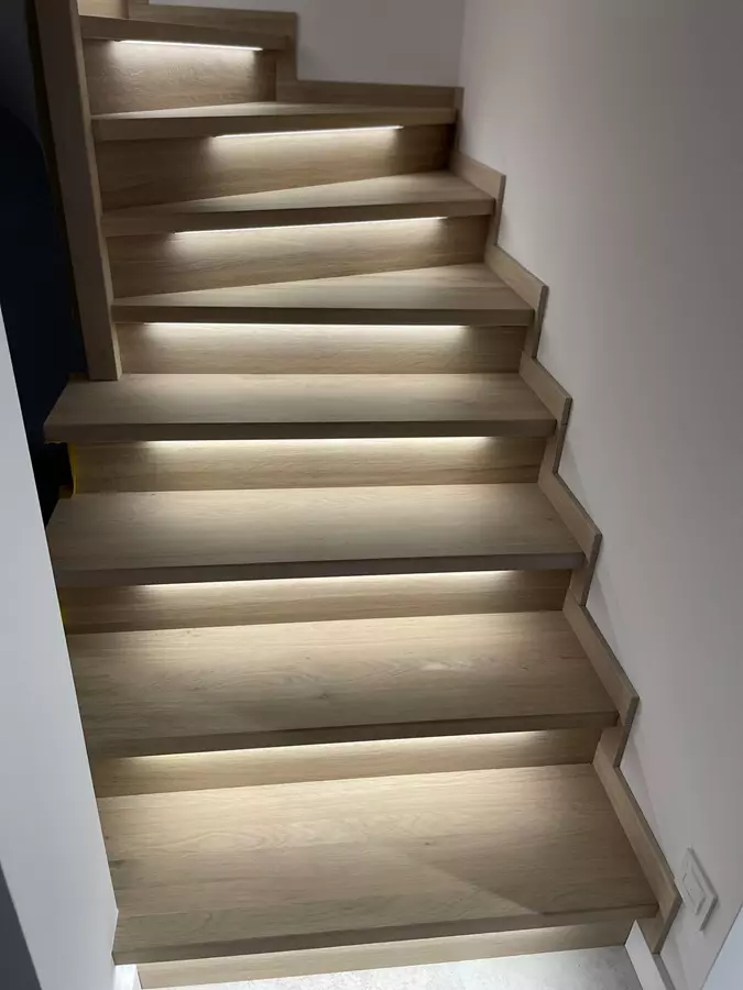 podświetlane schody drewniane